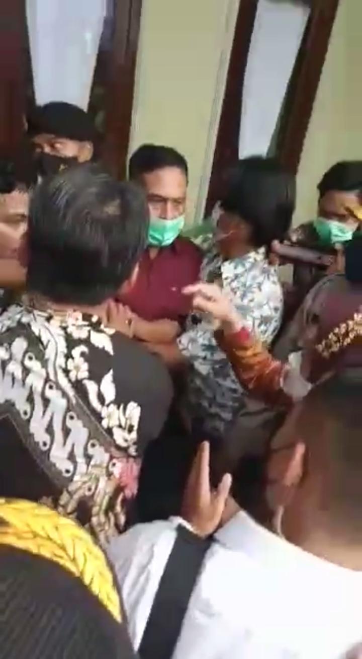 Merasa Difitnah, Risma Saling Bentak dengan Mahasiswa di Lombok Timur