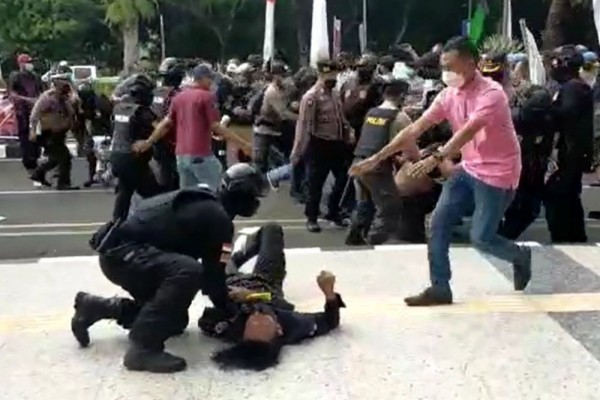 Kapolri Terbitkan Telegram Minta Kapolda Sanksi Oknum Polisi Arogan