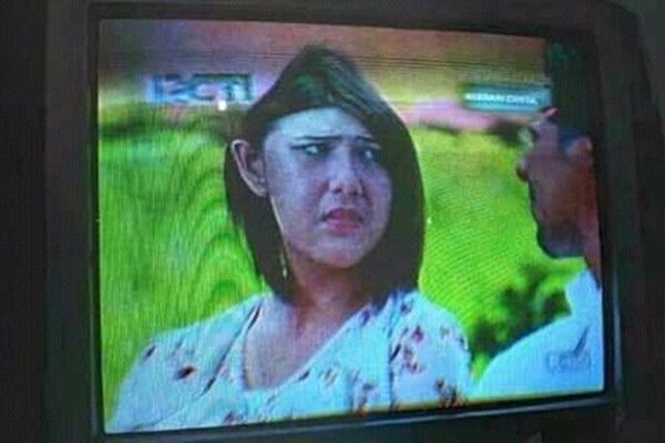 10 Momen Kocak Nonton Sinetron di TV Rusak, Gambarnya Jadi Lucu Banget