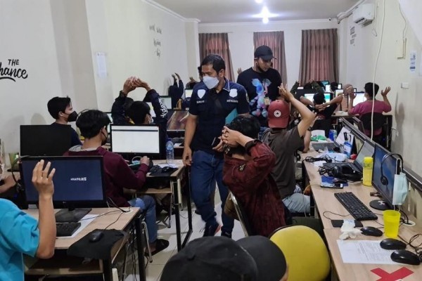 Kantor Pinjol Ilegal di PIK Digerebek, Polisi Amankan 99 Karyawan