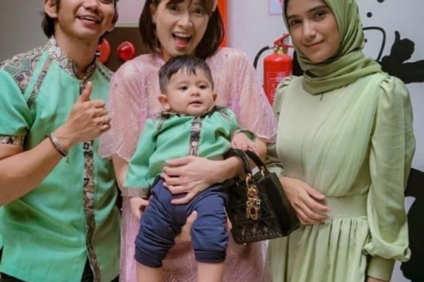 10 Potret Rizki dan Nadya Mustika di Nikahan Ridho, Anak Jadi Sorotan