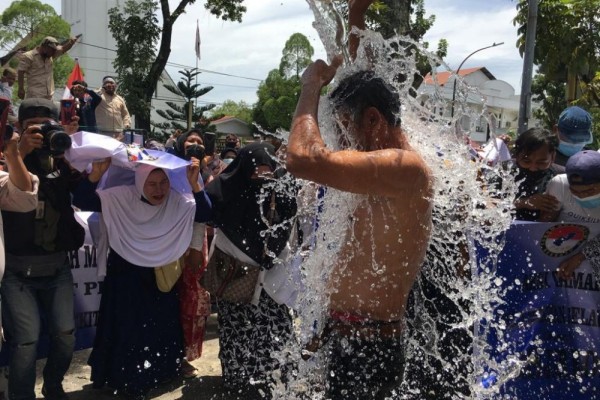 Protes Banjir Rob, Warga Belawan Mandi Air Asin di Kantor Gubernur
