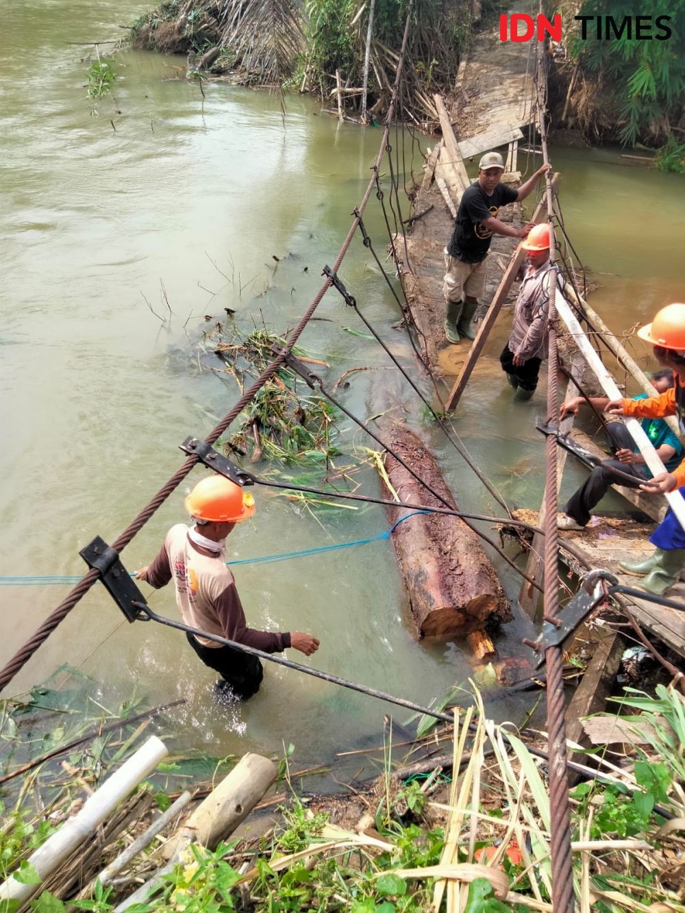 Mitigasi Bencana Banjir di Kalsel dengan Bersihkan Sampah Sungai HST