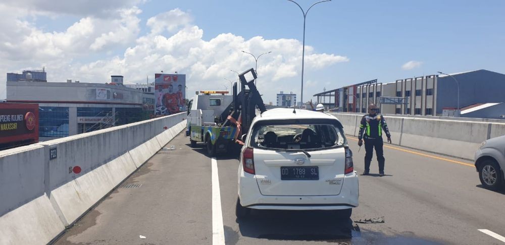 Mobil Terguling di Tol Layang Pettarani Makassar, Penumpang Selamat