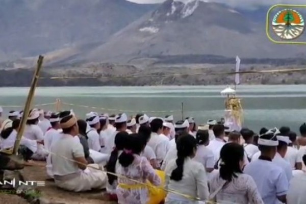 Umat Hindu di Lombok Gelar Upacara Mulang Pekelem di Gunung Rinjani