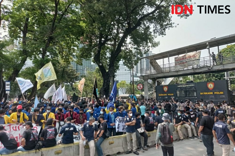 Tuntut Jokowi, Massa BEM SI Demo Di Patung Kuda Berkerumun!