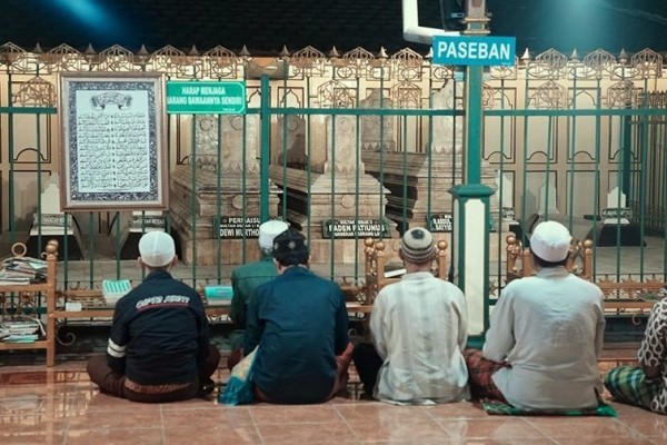 4 Cerita Mistis di Demak, Ada Makam di Tengah Jalan, Mencekam!