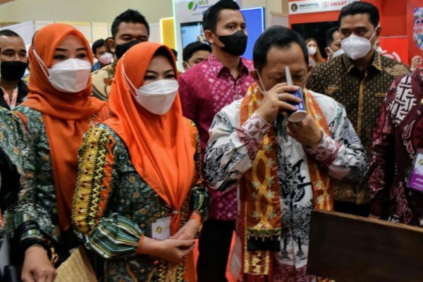 Kala Mendagri Tito Seruput Kopi Robusta Tanggamus, Apkasi Otonomi Expo
