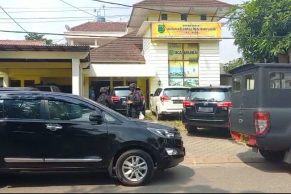 KPK Geledah Kantor IKA-Muba Di Palembang, Dikawal Brimob