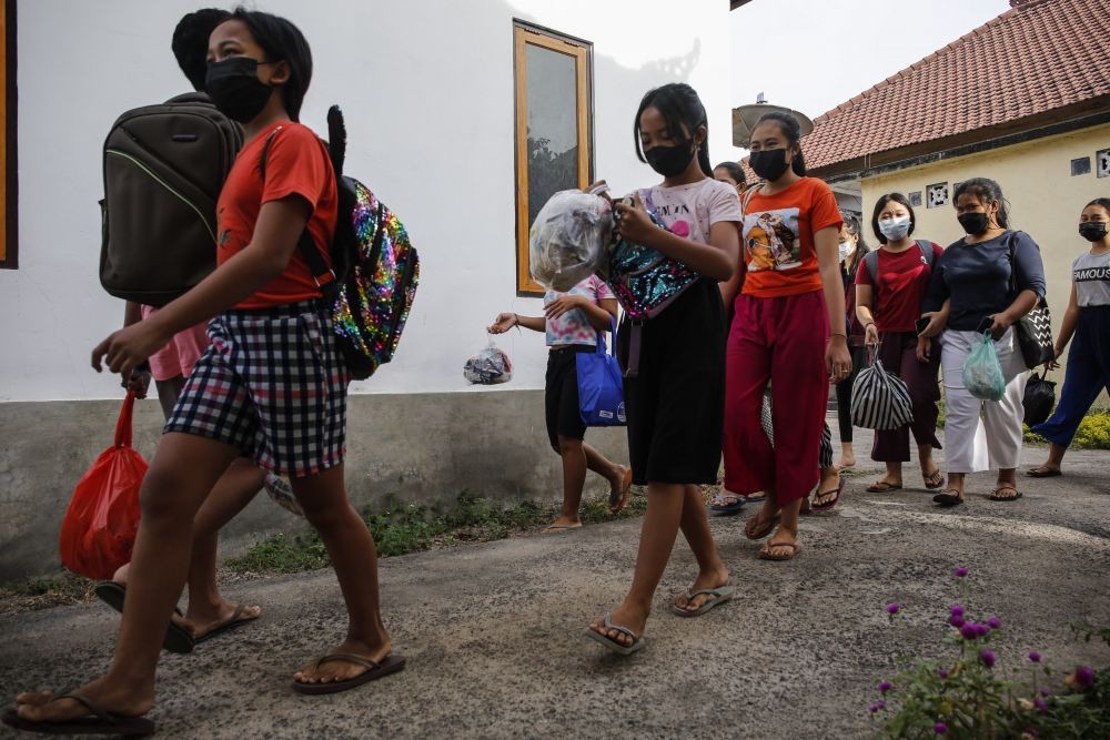 Pemuda di Buleleng Buka Les Bahasa Inggris dengan Upah Sampah Plastik