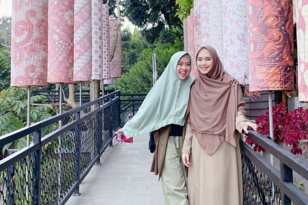 10 Potret Kompak Dua Kakak Ria Ricis, Oki Setiana dan Shindy