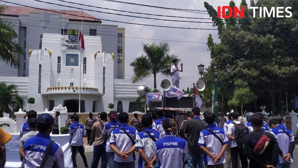 Massa FSPMI Demo di Balai Kota Cirebon, Minta Kenaikan UMK 10 Persen