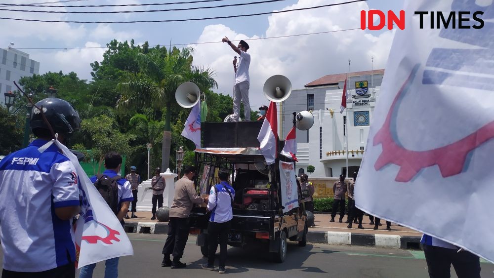 Massa FSPMI Demo di Balai Kota Cirebon, Minta Kenaikan UMK 10 Persen