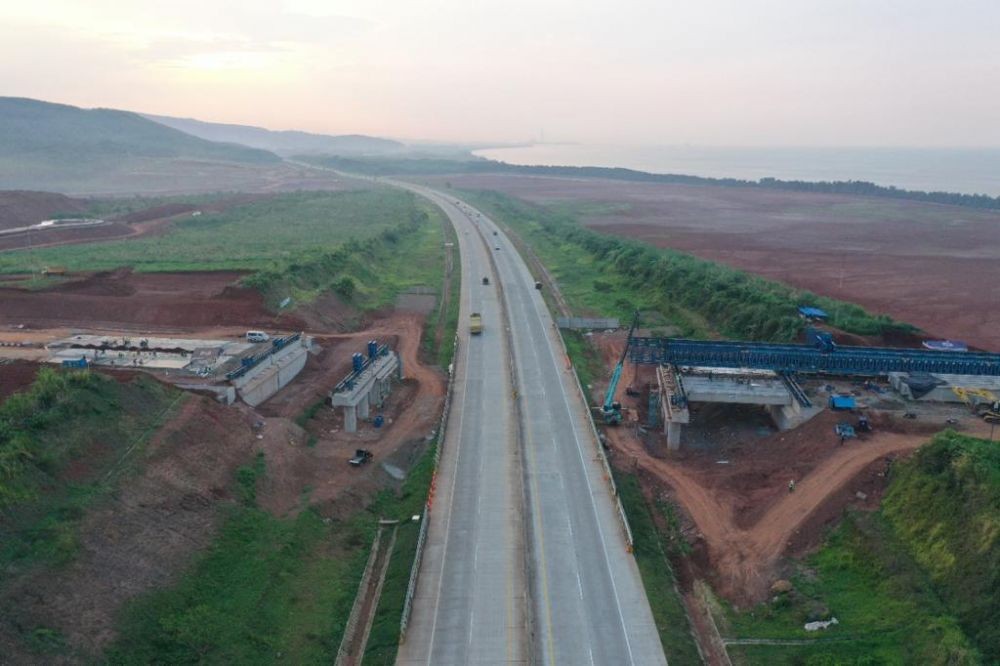 Pecah Ban, Mobil Protokol Wagub Jateng Terguling di Tol Batang, Penumpang Selamat