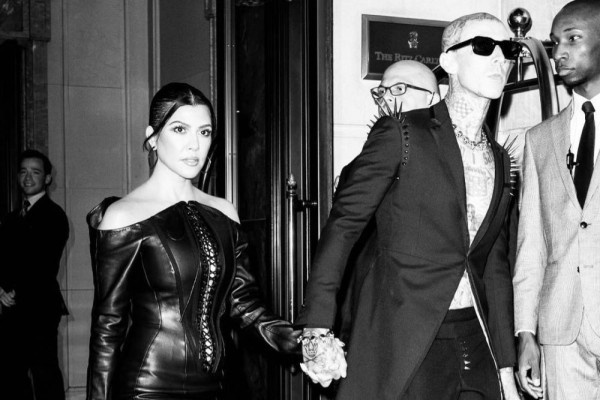 9 Potret Bukti Cinta Travis Barker Untuk Kourtney Kardashian