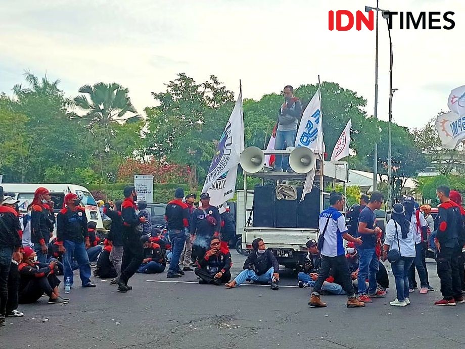 Ratusan Buruh Geruduk Kantor Gubernur Jatim, Minta Upah Naik Segini