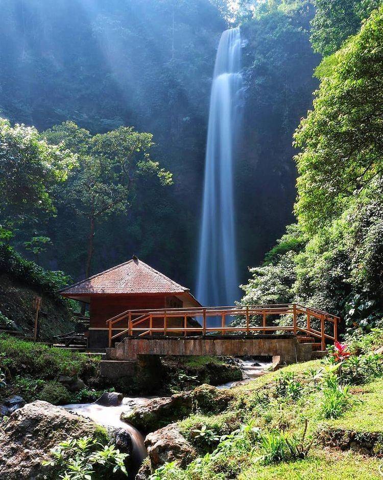 10 Destinasi Wisata Air Terjun Tersembunyi Di Bandung