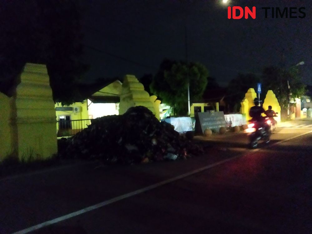 Kesal, Warga Serang Tumpahkan Sampah ke Kantor Kelurahan dan Kecamatan