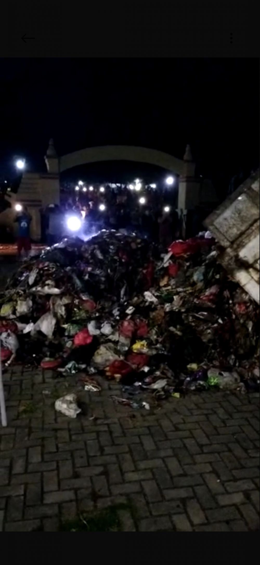Kesal, Warga Serang Tumpahkan Sampah ke Kantor Kelurahan dan Kecamatan