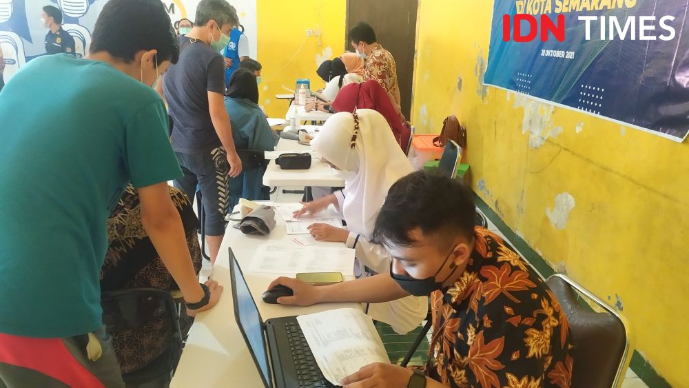Level PPKM Menurun, Puluhan Pengungsi di Semarang Disuntik Vaksin Dosis Pertama