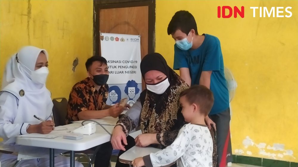 Level PPKM Menurun, Puluhan Pengungsi di Semarang Disuntik Vaksin Dosis Pertama
