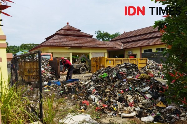Sampah di Kantor Kelurahan Cilowong Sudah Terangkut 7 Truk