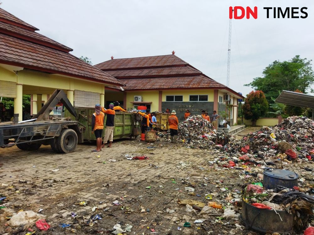 Sampah di Kantor Kelurahan Cilowong  Sudah Terangkut 7 Truk