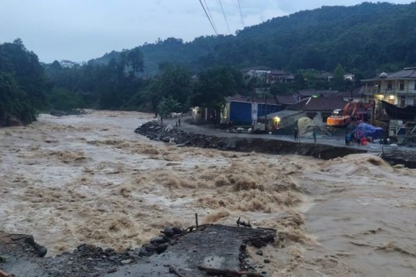 Arus Deras Sungai Ciberang Kembali Hanyutkan Jembatan Darurat