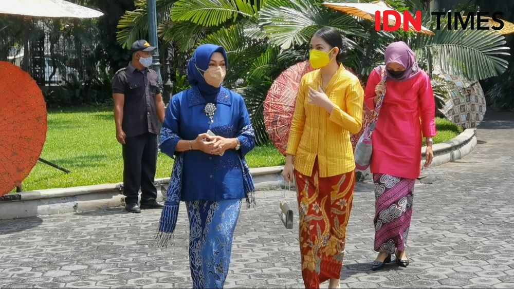 Pesona Selvi Ananda Saat Kenakan Batik Unik Ide Presiden Sukarno
