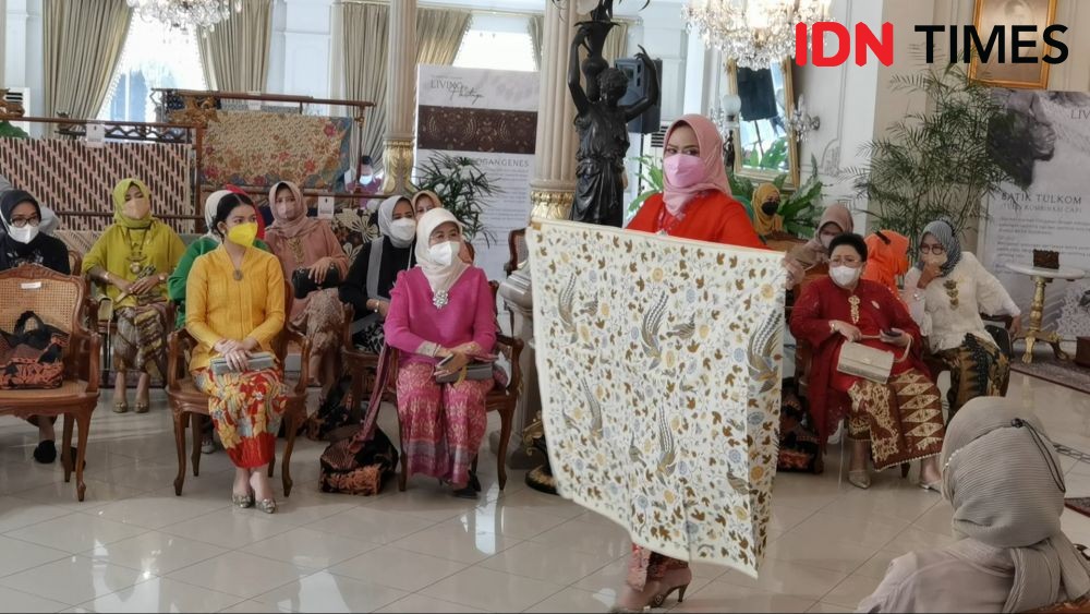 Pesona Selvi Ananda Saat Kenakan Batik Unik Ide Presiden Sukarno