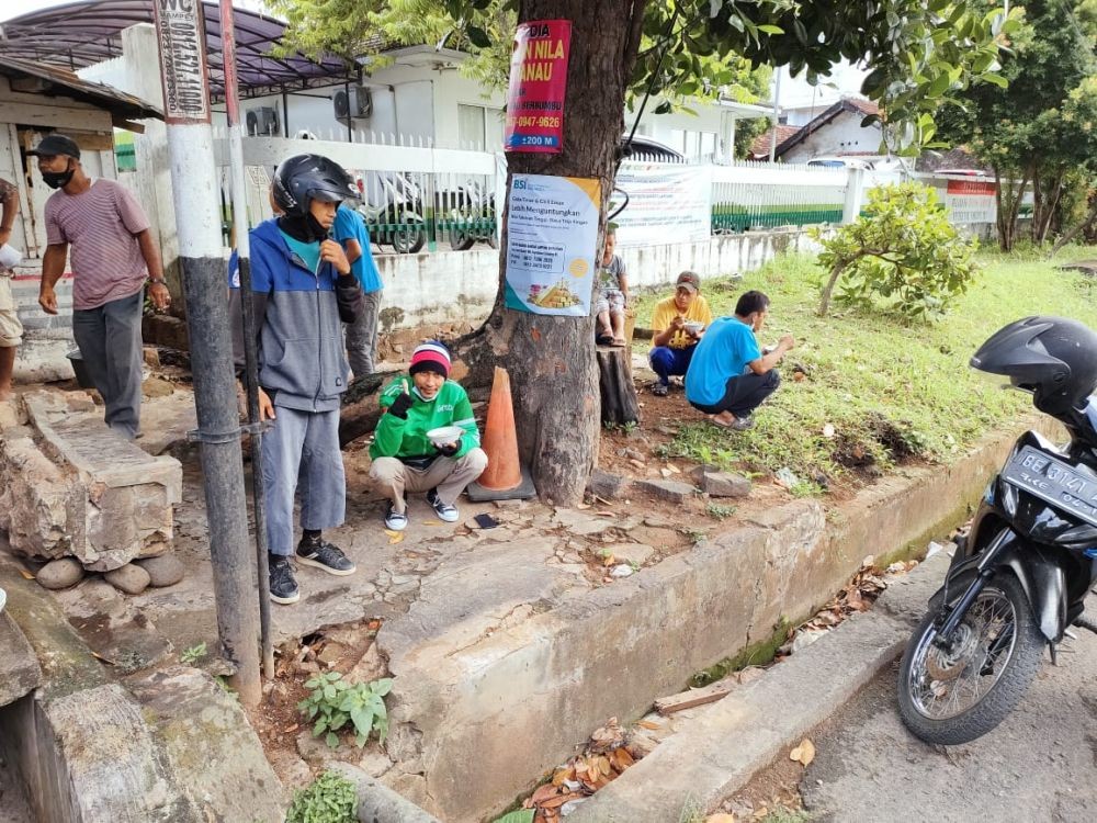 Polisi Misterius Borong Jajanan Gerobak, Beri Warga Sarapan Gratis
