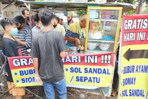 Polisi Misterius Borong Jajanan Gerobak, Beri Warga Sarapan Gratis