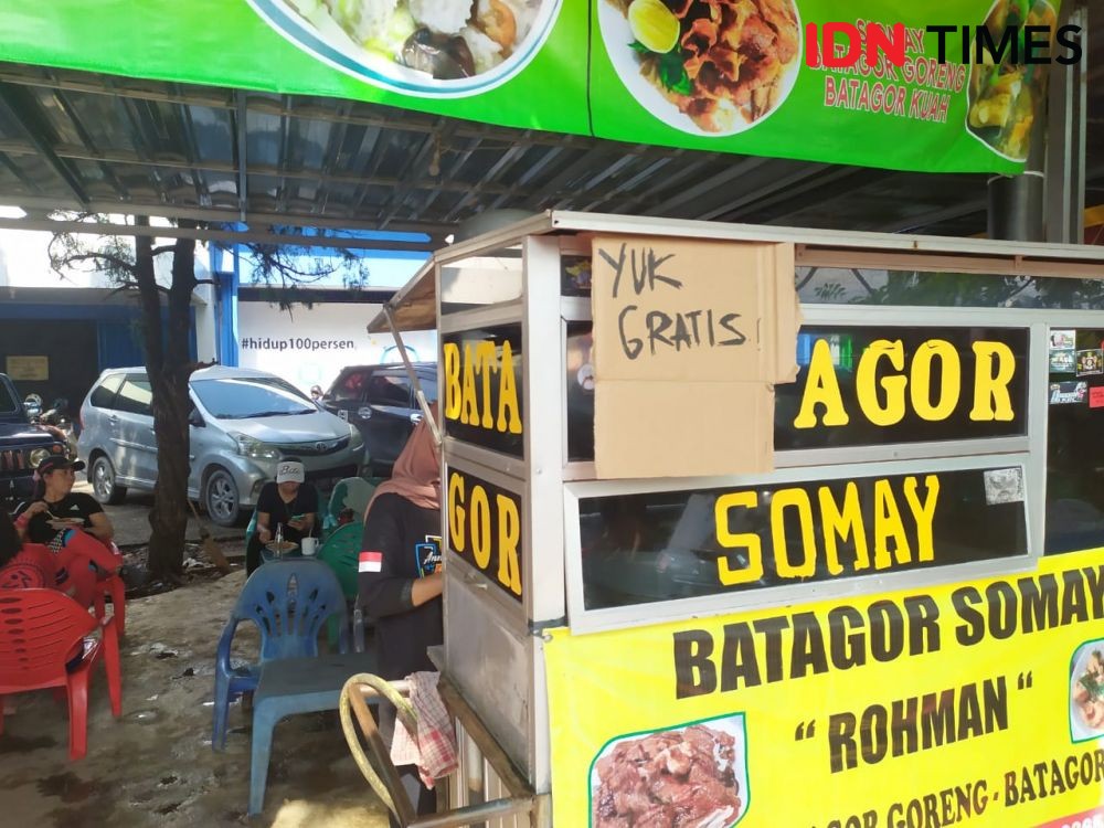 Pria Berjaket '308' Borong Makanan Pedagang, Warga Kaget Makan Gratis
