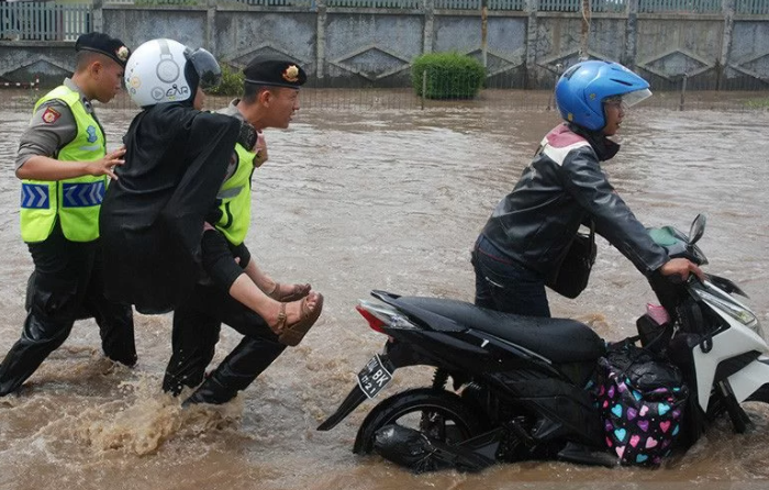 Banjir Besar di Kota Cimahi, Delman dan Pemotor Terseret Arus Air