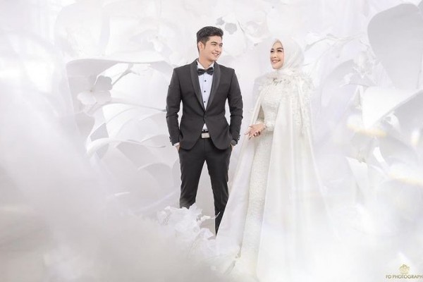 10 Gaya Prewedding Seleb Tanpa Bersentuhan, Tetap Romantis!