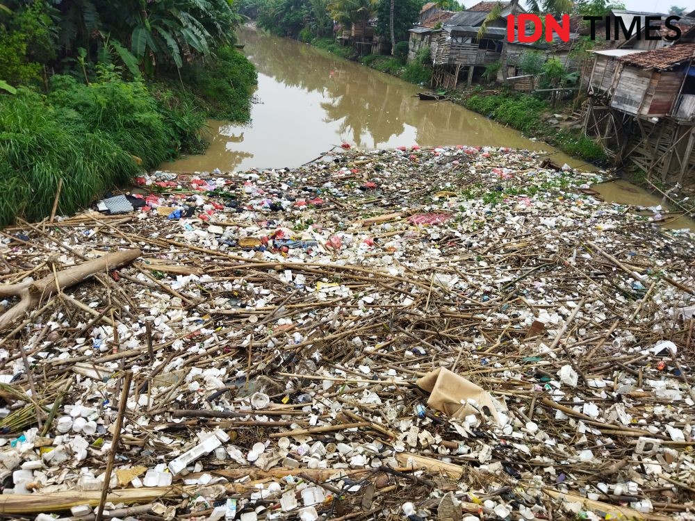 Jorok, Sampah Menumpuk di Sungai Cibanten Kota Serang