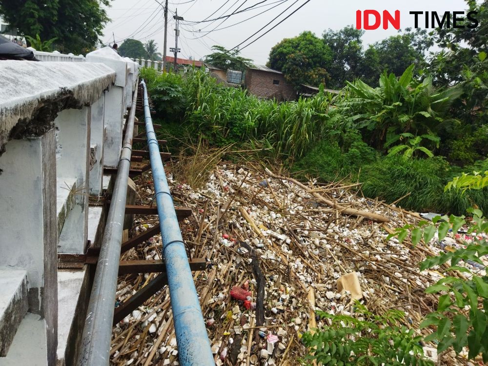 Jorok, Sampah Menumpuk di Sungai Cibanten Kota Serang