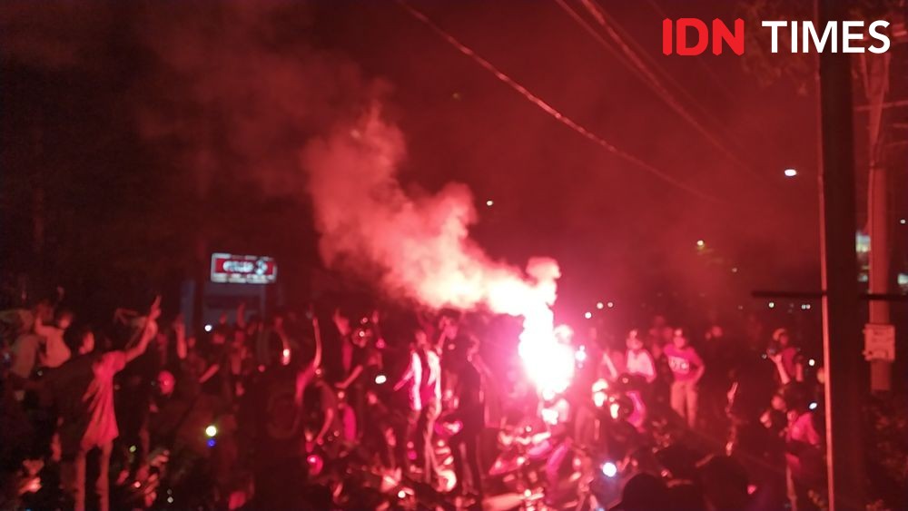 Rayakan HUT Ke-106 PSM Makassar, Ribuan Suporter Merahkan Losari