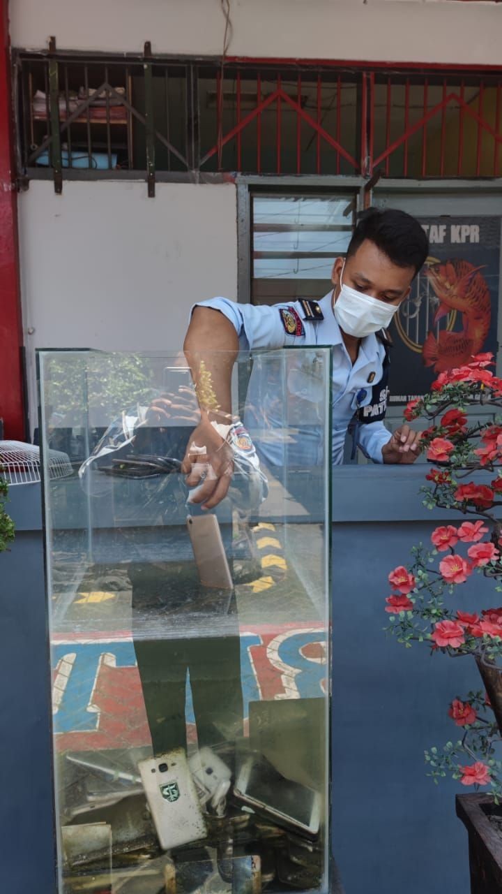 Ratusan Ponsel Napi Rutan Gresik Terpajang di Aquarium Air Garam