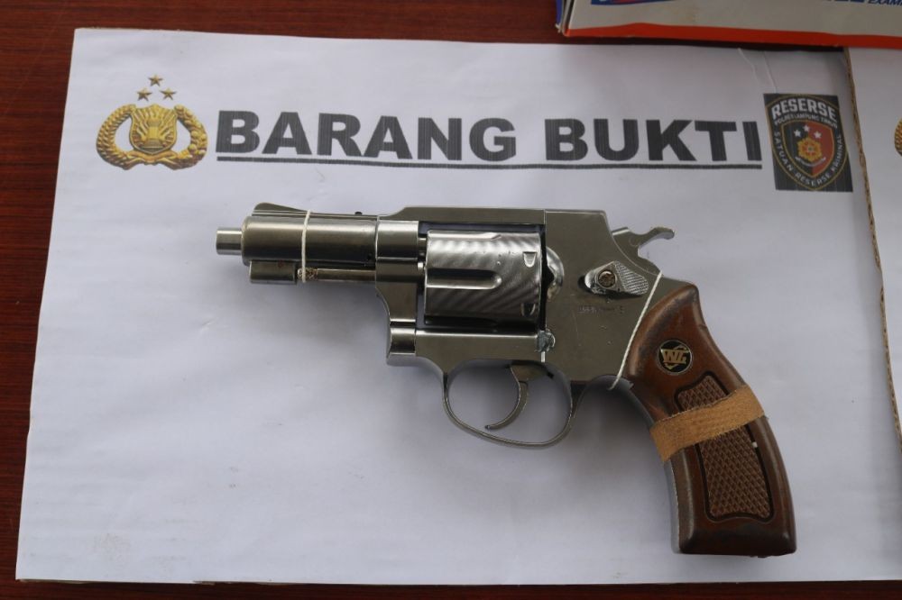 Pria Bawa Pistol Revolver Ditangkap Tekab 308 Polres Lamtim di Jalan