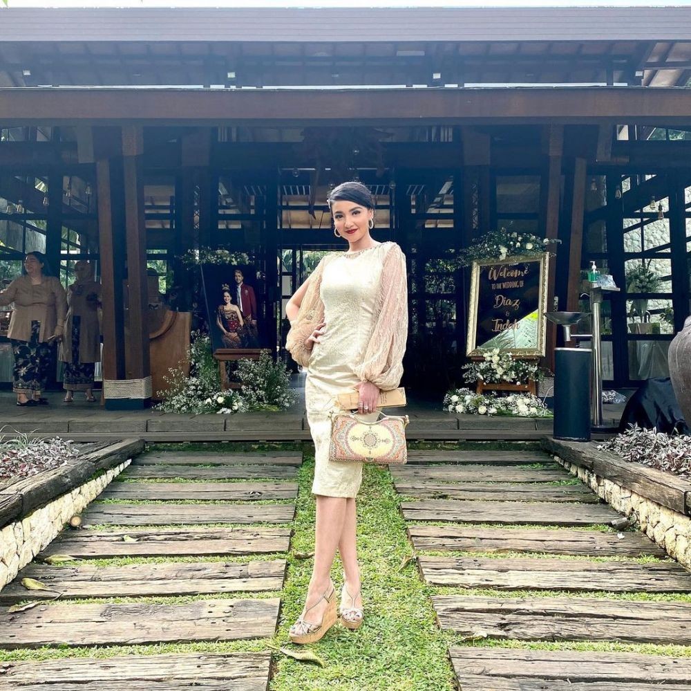 10 Style Kondangan untuk Garden Party, Kasual sampai Glamor