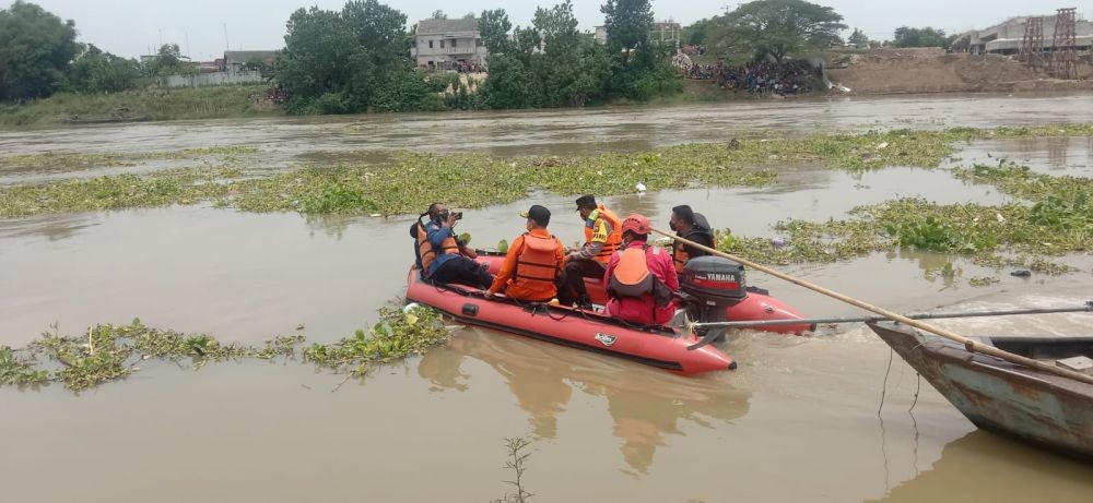 Perahu Terbalik di Sungai Bengawan Solo, 8 Penumpang Tenggelam