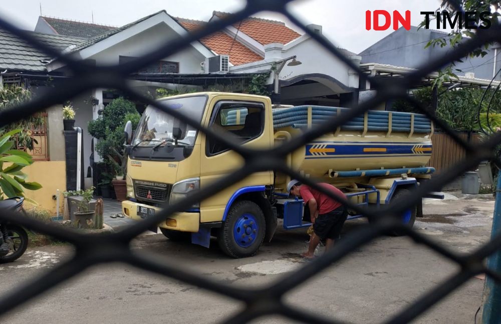 Tak Diterima Ditilang, Sopir Truk di Palembang Sobek Baju Polisi