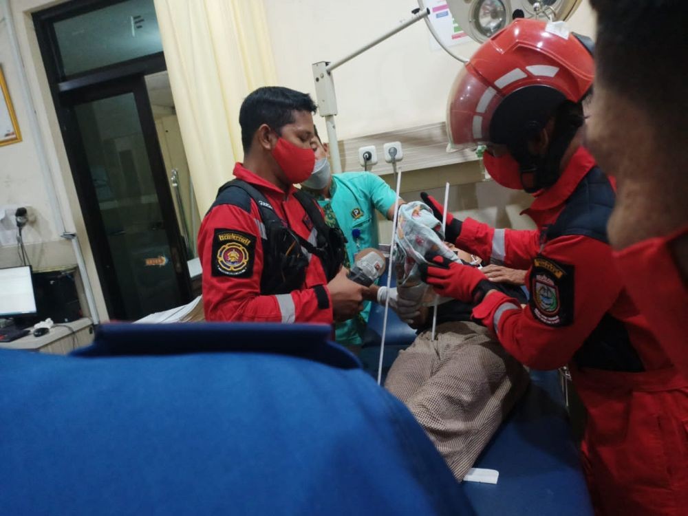 Tangan Bocah di Makassar Tertancap Besi Pagar saat Asyik Main TikTok