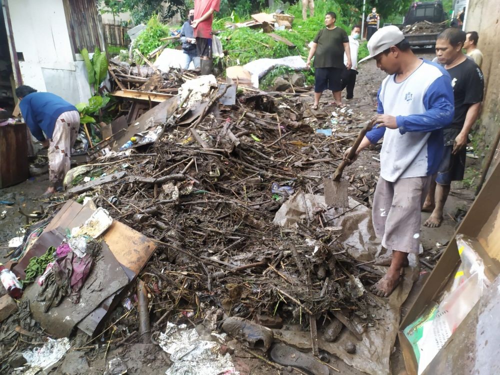 Banjir Cijerah Bandung, 5 Rumah Jebol 10 Kendaraan  Terendam 