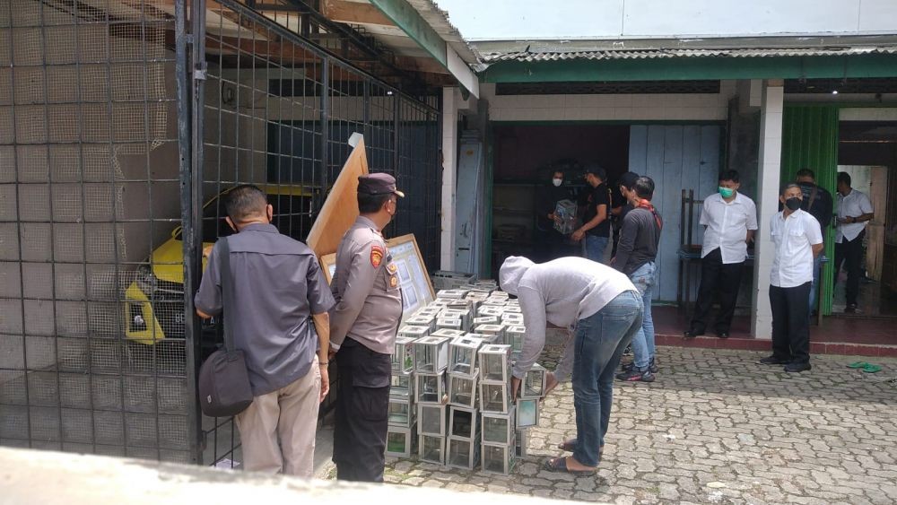 Ratusan Kotak Amal dan Komputer Diangkut Densus 88 dari Rumah di Lampung