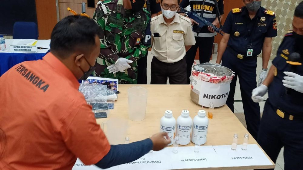 Gudang dan Pembuatan Liquid Ilegal di Surabaya Digerebek