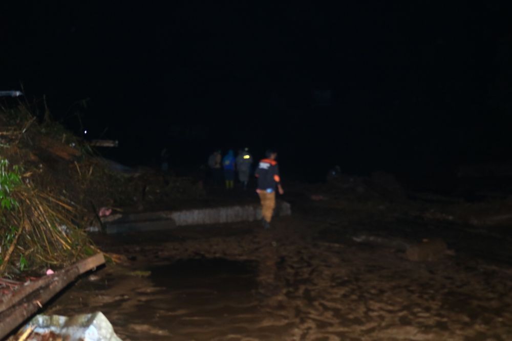 8 Potret Banjir Bandang Kota Batu, Petugas Kerja Keras Bersihkan Puing