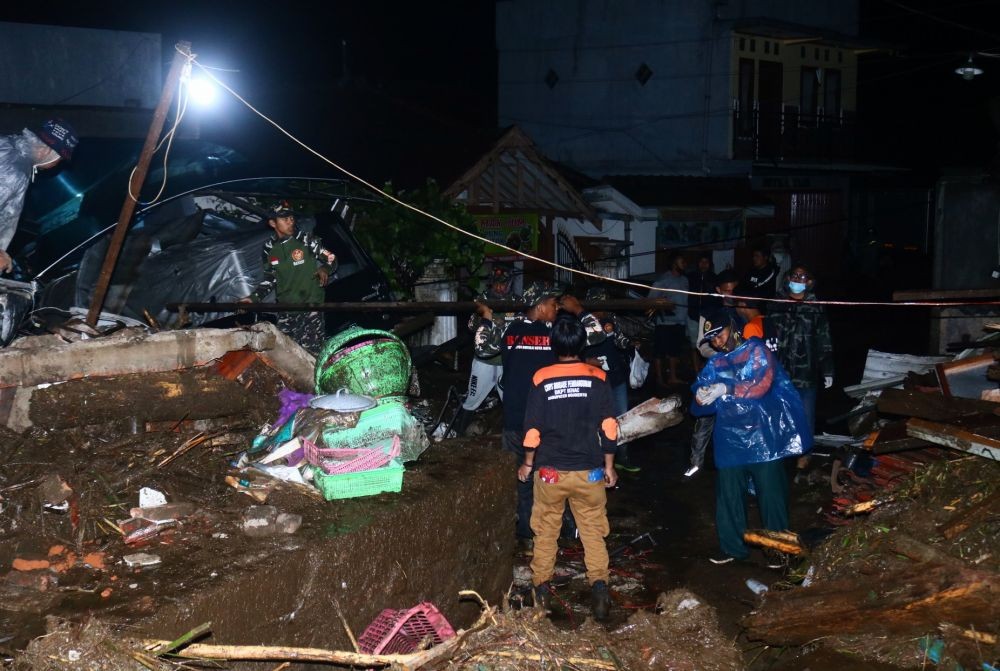 8 Potret Banjir Bandang Kota Batu, Petugas Kerja Keras Bersihkan Puing