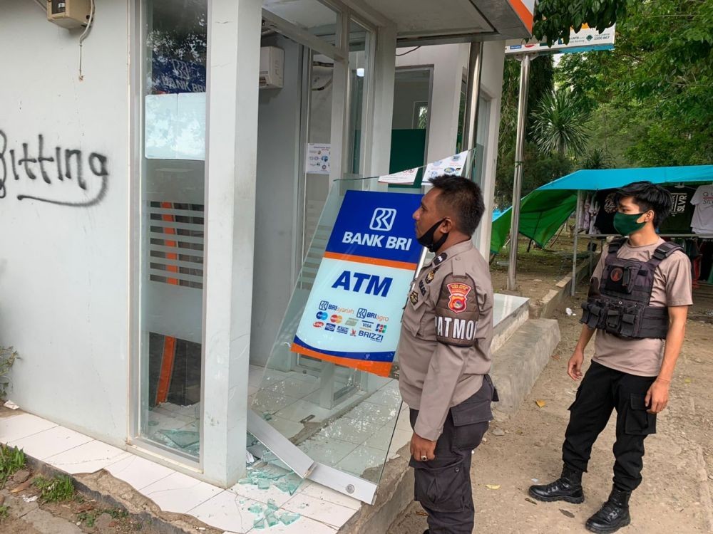 Seorang Pria di Kota Bima Ngamuk Rusak Pintu Gerai ATM
